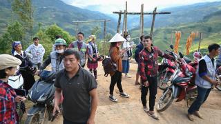 Đổ dồn leo núi ở Mù Cang Chải: Ùn tắc lối đi, lán nghỉ quá tải